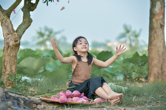 Giải nhiệt mùa hè với bộ ảnh hai chị em dạo đầm sen mát mẻ - Ảnh 20. Giải nhiệt mùa hè với bộ ảnh hai chị em dạo đầm sen mát mẻ - Ảnh 20.