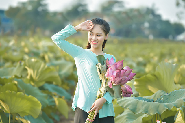 Giải nhiệt mùa hè với bộ ảnh hai chị em dạo đầm sen mát mẻ - Ảnh 22. Giải nhiệt mùa hè với bộ ảnh hai chị em dạo đầm sen mát mẻ - Ảnh 22.
