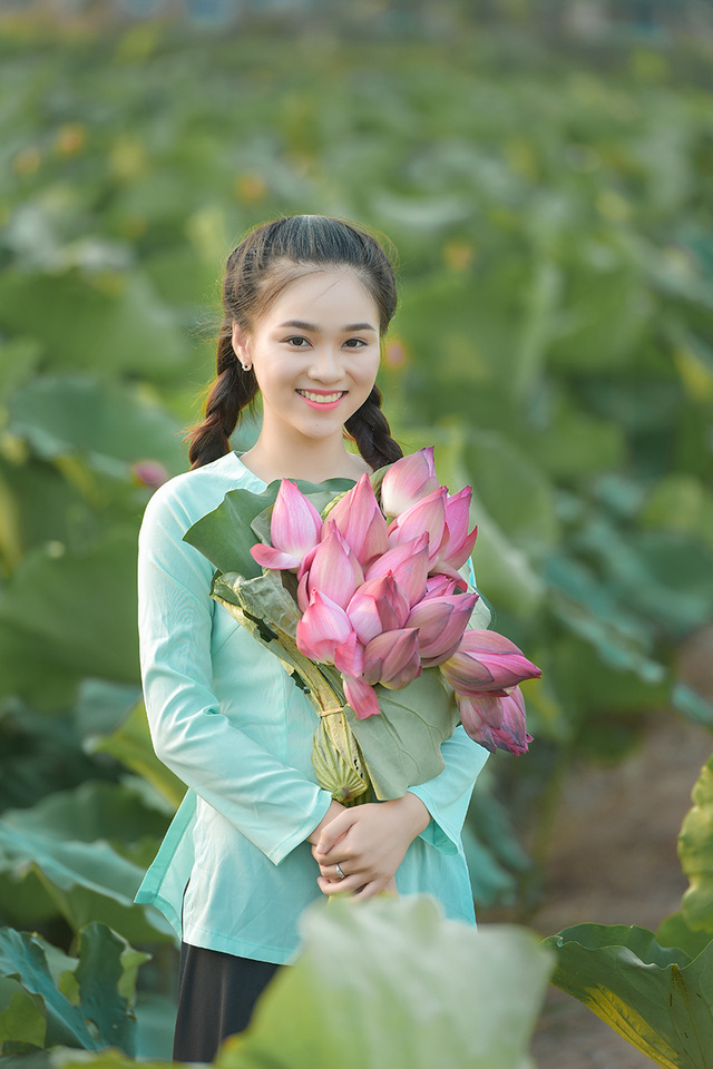 Giải nhiệt mùa hè với bộ ảnh hai chị em dạo đầm sen mát mẻ - Ảnh 24. Giải nhiệt mùa hè với bộ ảnh hai chị em dạo đầm sen mát mẻ - Ảnh 24.