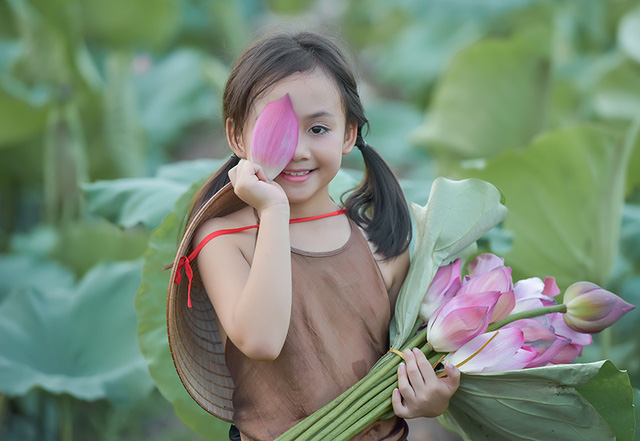 Giải nhiệt mùa hè với bộ ảnh hai chị em dạo đầm sen mát mẻ - Ảnh 28. Giải nhiệt mùa hè với bộ ảnh hai chị em dạo đầm sen mát mẻ - Ảnh 28.