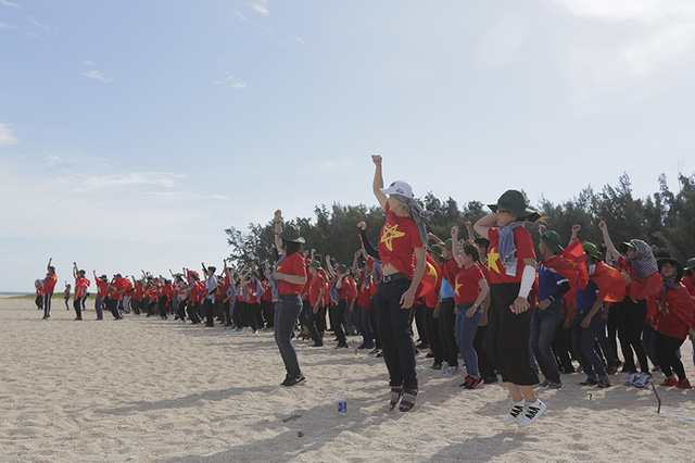Giải nhiệt mùa hè với bộ ảnh hai chị em dạo đầm sen mát mẻ - Ảnh 30. Giải nhiệt mùa hè với bộ ảnh hai chị em dạo đầm sen mát mẻ - Ảnh 30.