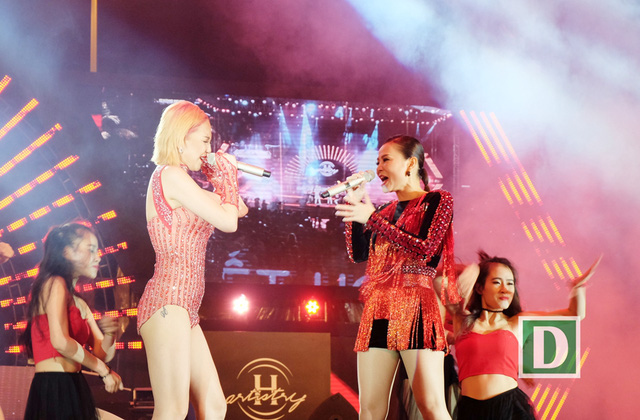 Tóc Tiên, Thu Minh lần đầu song ca nóng bỏng sân khấu Đà thành - Ảnh 4. Tóc Tiên, Thu Minh lần đầu song ca nóng bỏng sân khấu Đà thành - Ảnh 4.