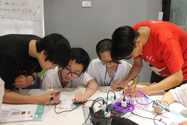 Học sinh trường Ams mở hội trại khoa học độc đáo cho trẻ nhỏ - Ảnh 2. Học sinh trường Ams mở hội trại khoa học độc đáo cho trẻ nhỏ - Ảnh 2.