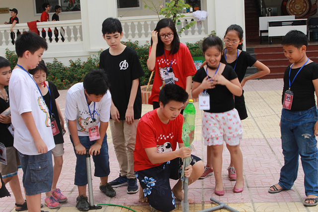 Học sinh trường Ams mở hội trại khoa học độc đáo cho trẻ nhỏ - Ảnh 4. Học sinh trường Ams mở hội trại khoa học độc đáo cho trẻ nhỏ - Ảnh 4.