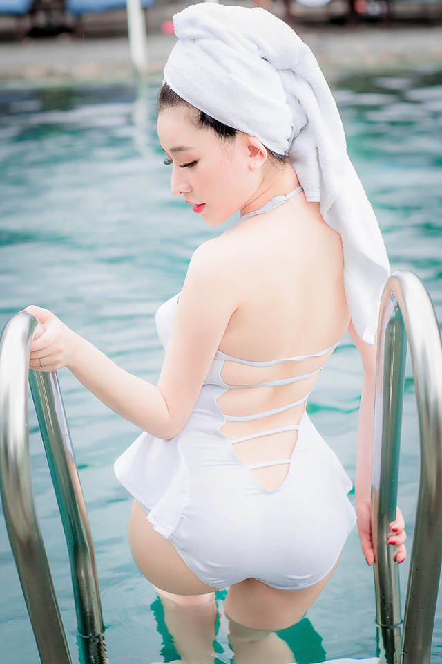 Hot girl Ivy khoe thân hình “đồng hồ cát” nóng bỏng bên hồ bơi - Ảnh 4.
