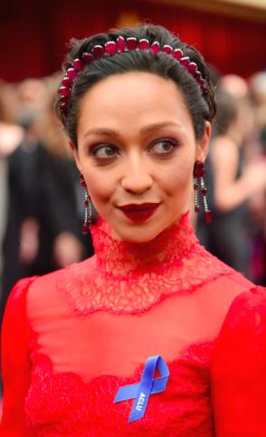 &ldquo;Sao&rdquo; v&agrave; những m&agrave;n khoe trang sức khủng - Ảnh 14.