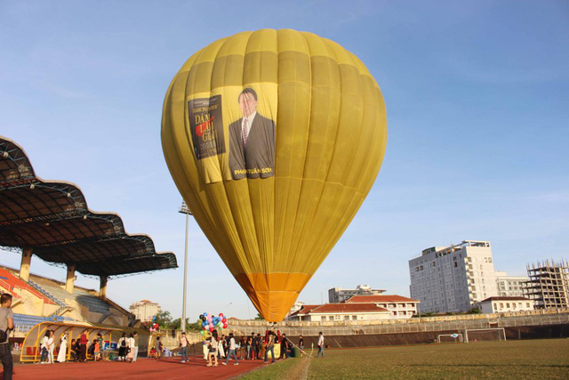 Tác giả màn ra mắt sách “rải tiền” từ khinh khí cầu xin lỗi độc giả - Ảnh 2.