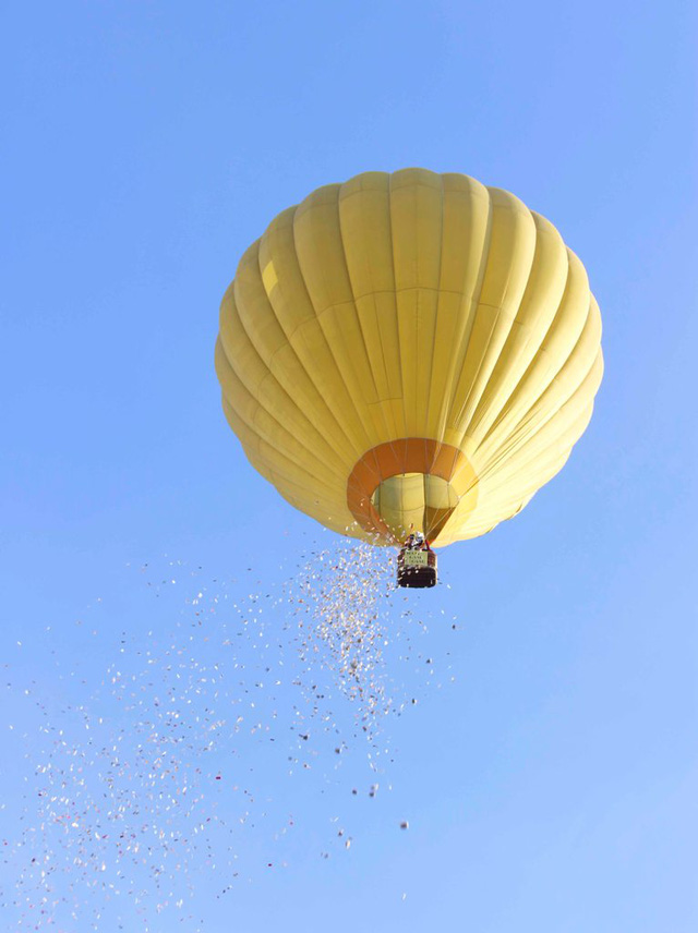 Tác giả màn ra mắt sách “rải tiền” từ khinh khí cầu xin lỗi độc giả - Ảnh 4.