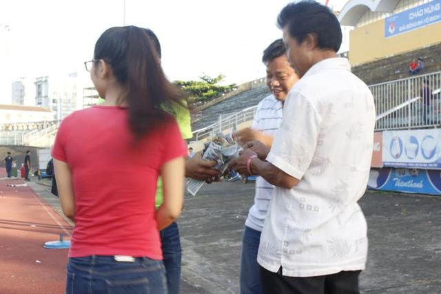 Tác giả màn ra mắt sách “rải tiền” từ khinh khí cầu xin lỗi độc giả - Ảnh 6.