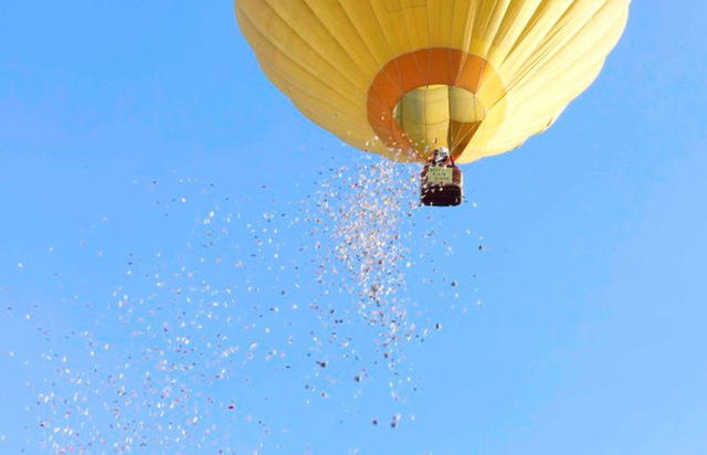 Tác giả màn ra mắt sách “rải tiền” từ khinh khí cầu xin lỗi độc giả - Ảnh 12.