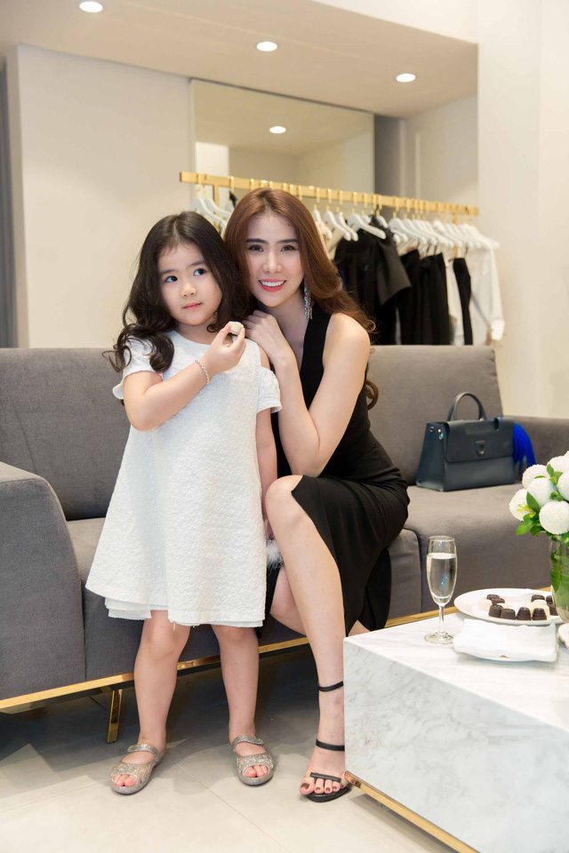 Hoa hậu Sella Trương &ldquo;đụng h&agrave;ng&rdquo; với &ldquo;mỹ nh&acirc;n VTV&rdquo; T&uacute; Anh - Ảnh 20.