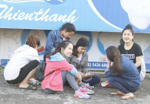 Màn “rải tiền” ở lễ ra mắt sách: Có người nhặt được gần 1 triệu đồng - Ảnh 2.