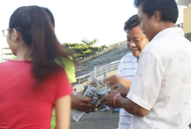 Màn “rải tiền” ở lễ ra mắt sách: Có người nhặt được gần 1 triệu đồng - Ảnh 4.