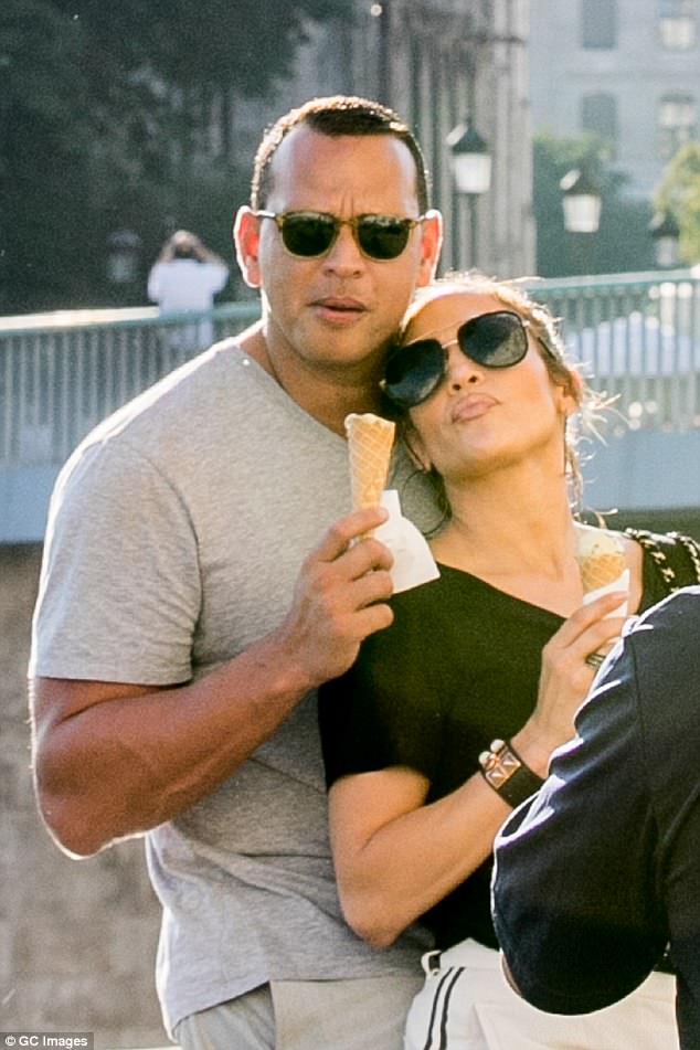 Jennifer Lopez hạnh phúc bên bồ trẻ - Ảnh 2. Jennifer Lopez hạnh phúc bên bồ trẻ - Ảnh 2.