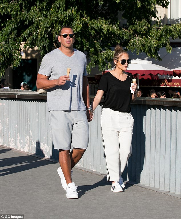 Jennifer Lopez hạnh phúc bên bồ trẻ - Ảnh 4. Jennifer Lopez hạnh phúc bên bồ trẻ - Ảnh 4.