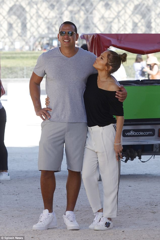 Jennifer Lopez hạnh phúc bên bồ trẻ - Ảnh 6. Jennifer Lopez hạnh phúc bên bồ trẻ - Ảnh 6.