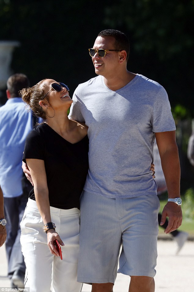 Jennifer Lopez hạnh phúc bên bồ trẻ - Ảnh 14. Jennifer Lopez hạnh phúc bên bồ trẻ - Ảnh 14.
