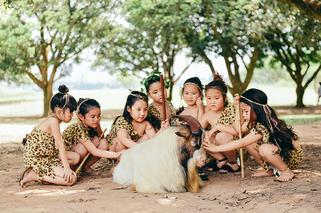 Ngộ nghĩnh ảnh kỷ yếu phong cách thời đồ đá của các bé - Ảnh 20. Ngộ nghĩnh ảnh kỷ yếu phong cách thời đồ đá của các bé - Ảnh 20.