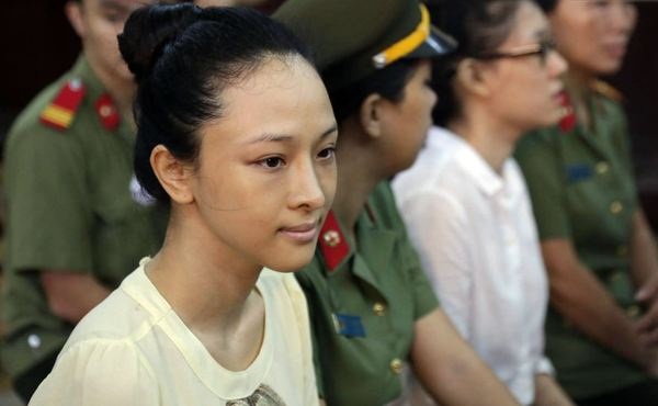 Dàn chân dài nóng bỏng và vết trượt dài dẫn tới vòng lao lí - Ảnh 28. Dàn chân dài nóng bỏng và vết trượt dài dẫn tới vòng lao lí - Ảnh 28.