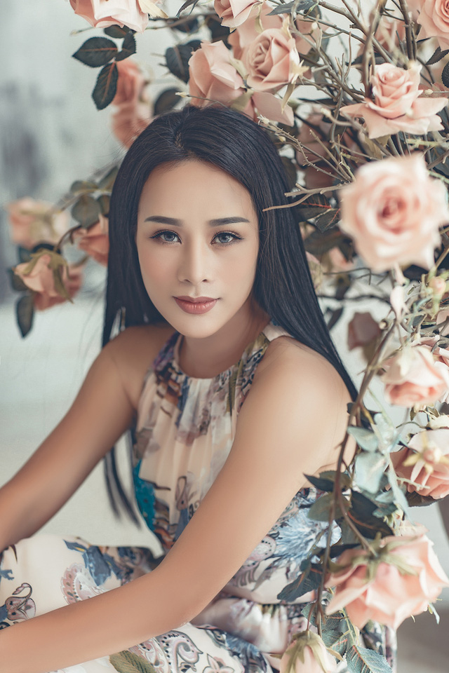 Nhan sắc “gái ba con” xinh như hoa hậu của bà xã nghệ sĩ Việt Hoàn - Ảnh 4. Nhan sắc “gái ba con” xinh như hoa hậu của bà xã nghệ sĩ Việt Hoàn - Ảnh 4.