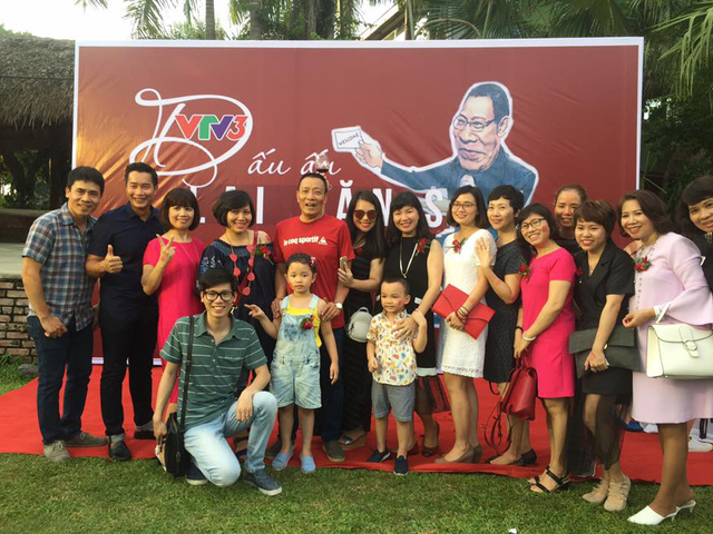 Ca sĩ Mỹ T&acirc;m h&aacute;t song ca với MC Lại Văn S&acirc;m trong tiệc chia tay - Ảnh 2.