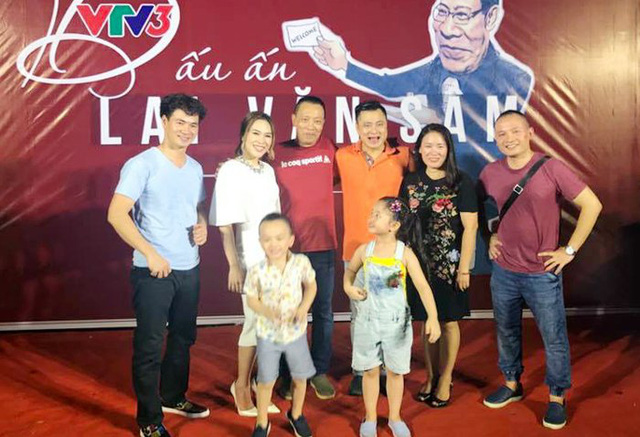 Ca sĩ Mỹ T&acirc;m h&aacute;t song ca với MC Lại Văn S&acirc;m trong tiệc chia tay - Ảnh 4.