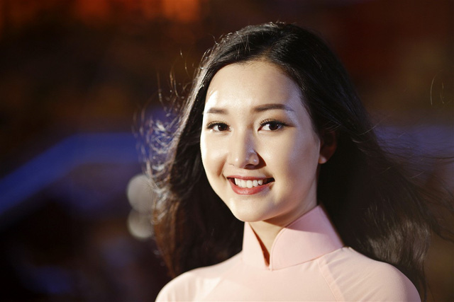 Ngẩn ngơ nhan sắc “Nàng thơ xứ Huế” Ngọc Trân khi tái xuất làm MC - Ảnh 2. Ngẩn ngơ nhan sắc “Nàng thơ xứ Huế” Ngọc Trân khi tái xuất làm MC - Ảnh 2.