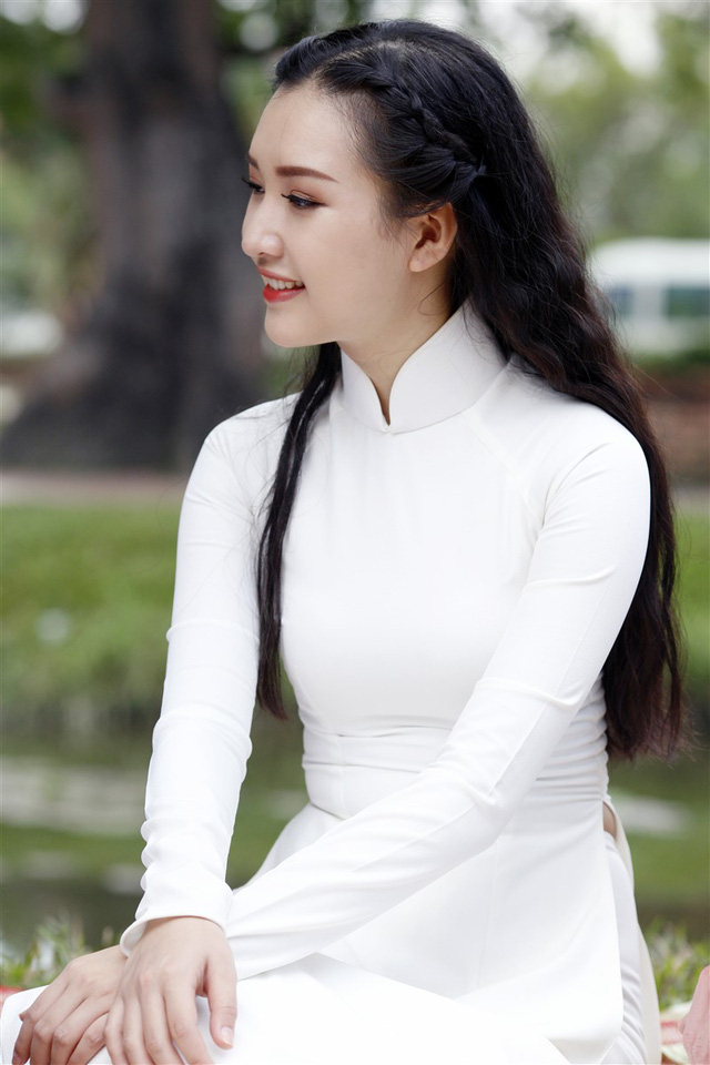 Ngẩn ngơ nhan sắc “Nàng thơ xứ Huế” Ngọc Trân khi tái xuất làm MC - Ảnh 6. Ngẩn ngơ nhan sắc “Nàng thơ xứ Huế” Ngọc Trân khi tái xuất làm MC - Ảnh 6.