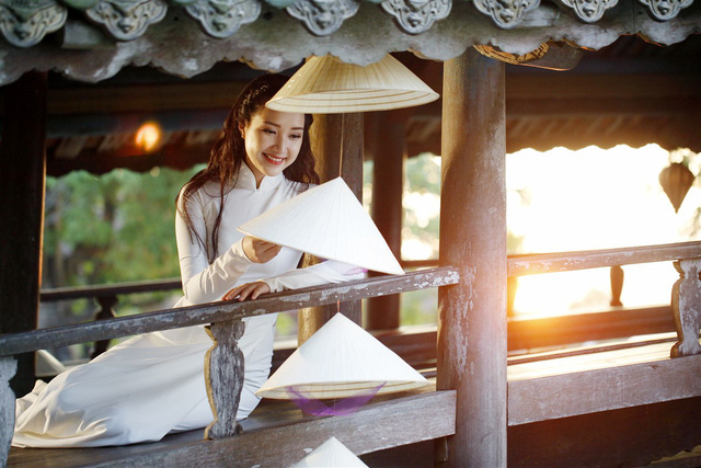 Ngẩn ngơ nhan sắc “Nàng thơ xứ Huế” Ngọc Trân khi tái xuất làm MC - Ảnh 8. Ngẩn ngơ nhan sắc “Nàng thơ xứ Huế” Ngọc Trân khi tái xuất làm MC - Ảnh 8.