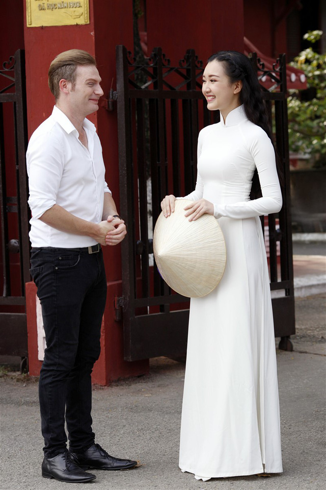 Ngẩn ngơ nhan sắc “Nàng thơ xứ Huế” Ngọc Trân khi tái xuất làm MC - Ảnh 12. Ngẩn ngơ nhan sắc “Nàng thơ xứ Huế” Ngọc Trân khi tái xuất làm MC - Ảnh 12.