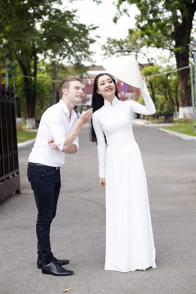 Ngẩn ngơ nhan sắc “Nàng thơ xứ Huế” Ngọc Trân khi tái xuất làm MC - Ảnh 18. Ngẩn ngơ nhan sắc “Nàng thơ xứ Huế” Ngọc Trân khi tái xuất làm MC - Ảnh 18.