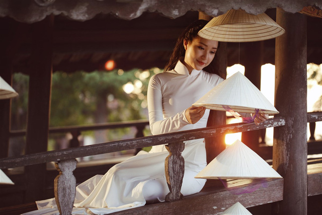 Ngẩn ngơ nhan sắc “Nàng thơ xứ Huế” Ngọc Trân khi tái xuất làm MC - Ảnh 20. Ngẩn ngơ nhan sắc “Nàng thơ xứ Huế” Ngọc Trân khi tái xuất làm MC - Ảnh 20.