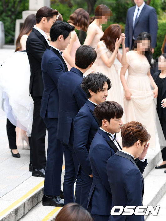 Eric Mun điển trai sánh đôi bên cô dâu trẻ đẹp trong ngày cưới - Ảnh 24. Eric Mun điển trai sánh đôi bên cô dâu trẻ đẹp trong ngày cưới - Ảnh 24.