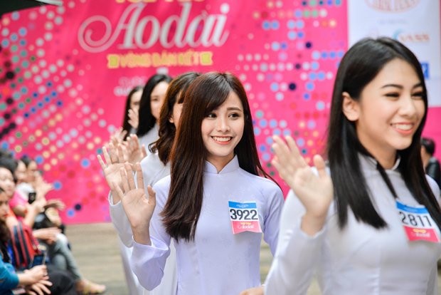 Nữ sinh rạng rỡ đua sắc trong áo dài trắng - Ảnh 8. Nữ sinh rạng rỡ đua sắc trong áo dài trắng - Ảnh 8.