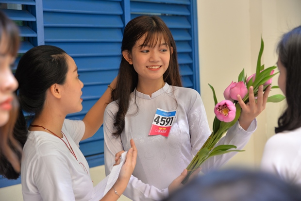 Nữ sinh rạng rỡ đua sắc trong áo dài trắng - Ảnh 18. Nữ sinh rạng rỡ đua sắc trong áo dài trắng - Ảnh 18.