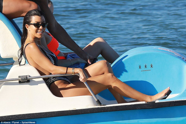 Kourtney Kardashian đi nghỉ cùng bồ kém 14 tuổi - Ảnh 12. Kourtney Kardashian đi nghỉ cùng bồ kém 14 tuổi - Ảnh 12.