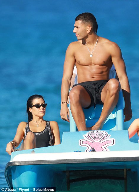 Kourtney Kardashian đi nghỉ cùng bồ kém 14 tuổi - Ảnh 14. Kourtney Kardashian đi nghỉ cùng bồ kém 14 tuổi - Ảnh 14.