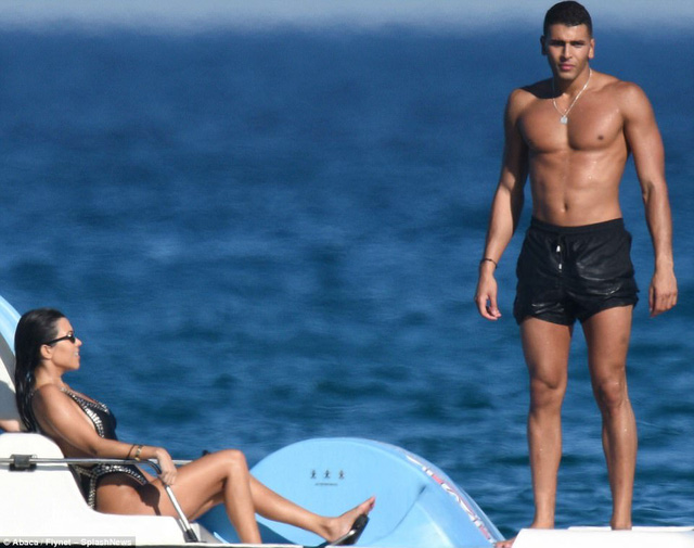 Kourtney Kardashian đi nghỉ cùng bồ kém 14 tuổi - Ảnh 16. Kourtney Kardashian đi nghỉ cùng bồ kém 14 tuổi - Ảnh 16.