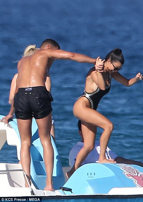 Kourtney Kardashian đi nghỉ cùng bồ kém 14 tuổi - Ảnh 18. Kourtney Kardashian đi nghỉ cùng bồ kém 14 tuổi - Ảnh 18.