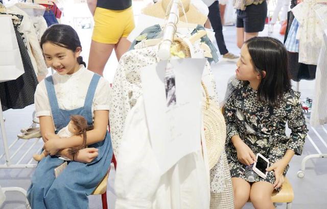 Con gái Vương Phi tự tin làm người mẫu thời trang - Ảnh 10. Con gái Vương Phi tự tin làm người mẫu thời trang - Ảnh 10.