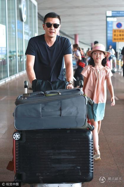 Con gái Vương Phi tự tin làm người mẫu thời trang - Ảnh 18. Con gái Vương Phi tự tin làm người mẫu thời trang - Ảnh 18.