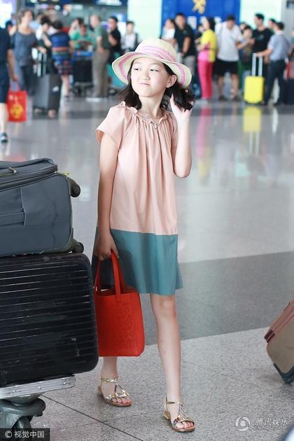 Con gái Vương Phi tự tin làm người mẫu thời trang - Ảnh 22. Con gái Vương Phi tự tin làm người mẫu thời trang - Ảnh 22.