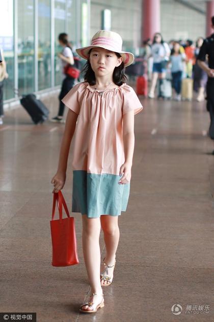 Con gái Vương Phi tự tin làm người mẫu thời trang - Ảnh 24. Con gái Vương Phi tự tin làm người mẫu thời trang - Ảnh 24.