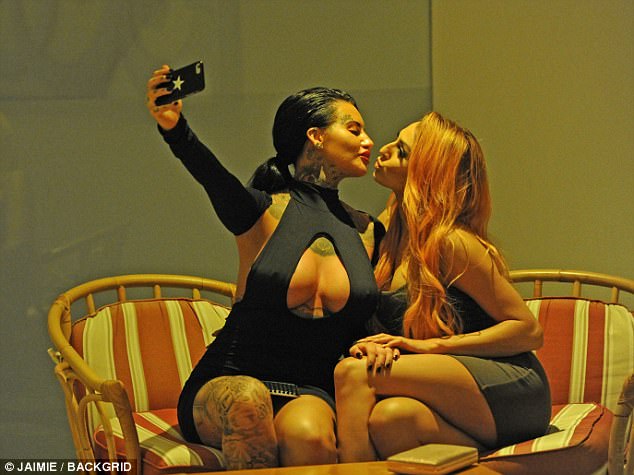 Người đẹp xăm trổ diện &aacute;o tắm bốc lửa - Ảnh 8.