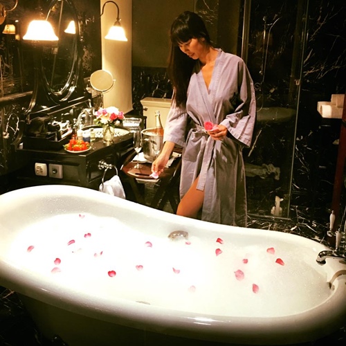 Mỹ nhân Việt khoe ảnh nude trong bồn tắm: Sự thật ngã ngửa - Ảnh 14.