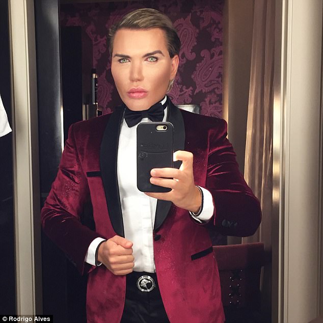 Mũi của búp bê sống Rodrigo Alves có thể rơi ra - Ảnh 2. Mũi của búp bê sống Rodrigo Alves có thể rơi ra - Ảnh 2.