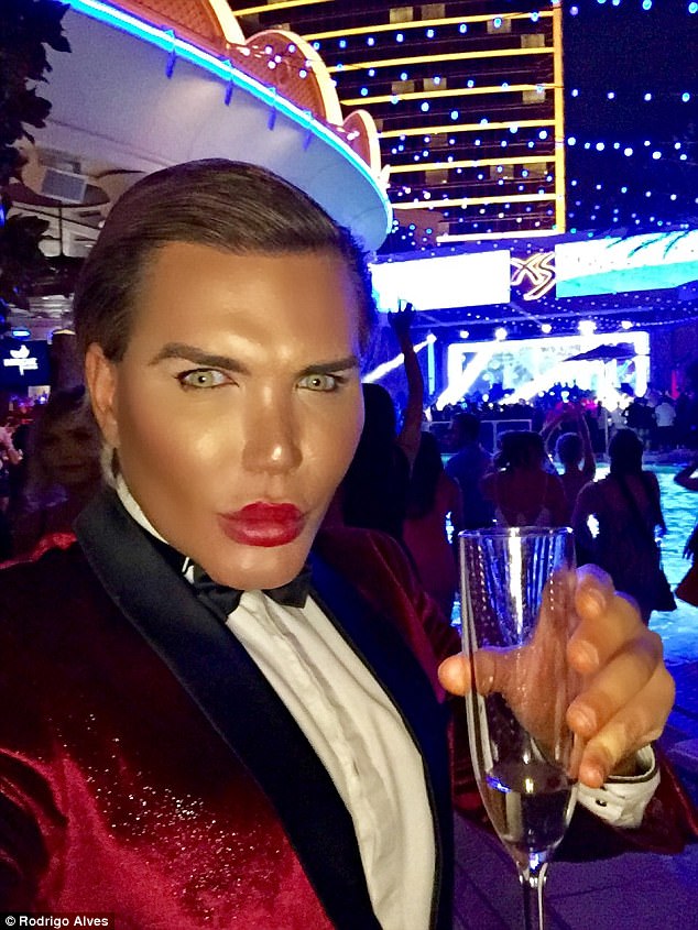 Mũi của búp bê sống Rodrigo Alves có thể rơi ra - Ảnh 4. Mũi của búp bê sống Rodrigo Alves có thể rơi ra - Ảnh 4.