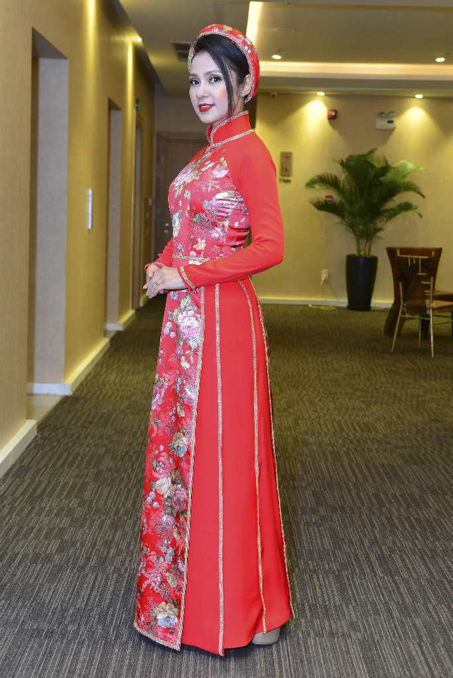 Việt Trinh mặc áo dài cưới rạng rỡ, xinh đẹp ở tuổi tứ tuần - Ảnh 2. Việt Trinh mặc áo dài cưới rạng rỡ, xinh đẹp ở tuổi tứ tuần - Ảnh 2.