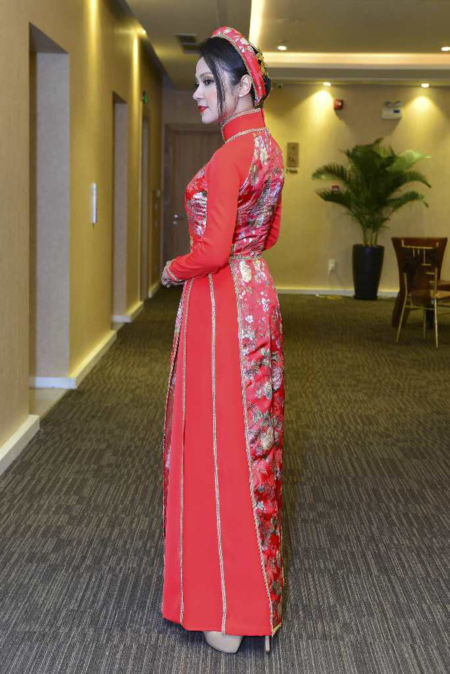 Việt Trinh mặc áo dài cưới rạng rỡ, xinh đẹp ở tuổi tứ tuần - Ảnh 4. Việt Trinh mặc áo dài cưới rạng rỡ, xinh đẹp ở tuổi tứ tuần - Ảnh 4.