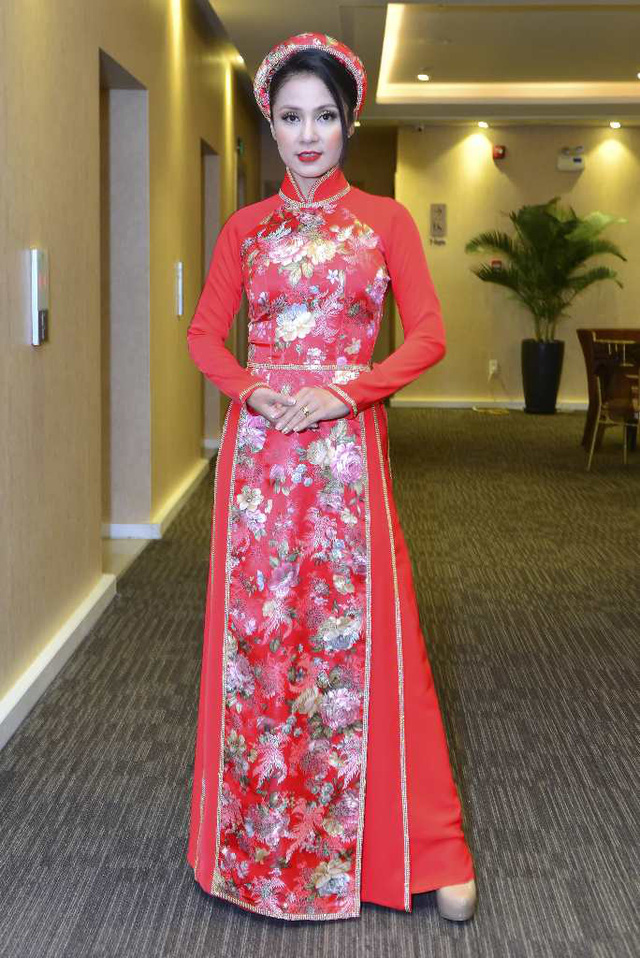 Việt Trinh mặc áo dài cưới rạng rỡ, xinh đẹp ở tuổi tứ tuần - Ảnh 6. Việt Trinh mặc áo dài cưới rạng rỡ, xinh đẹp ở tuổi tứ tuần - Ảnh 6.